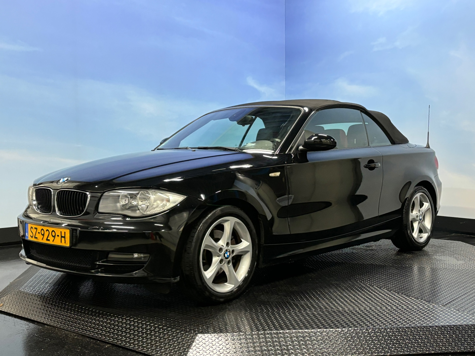42188199-1.jpg