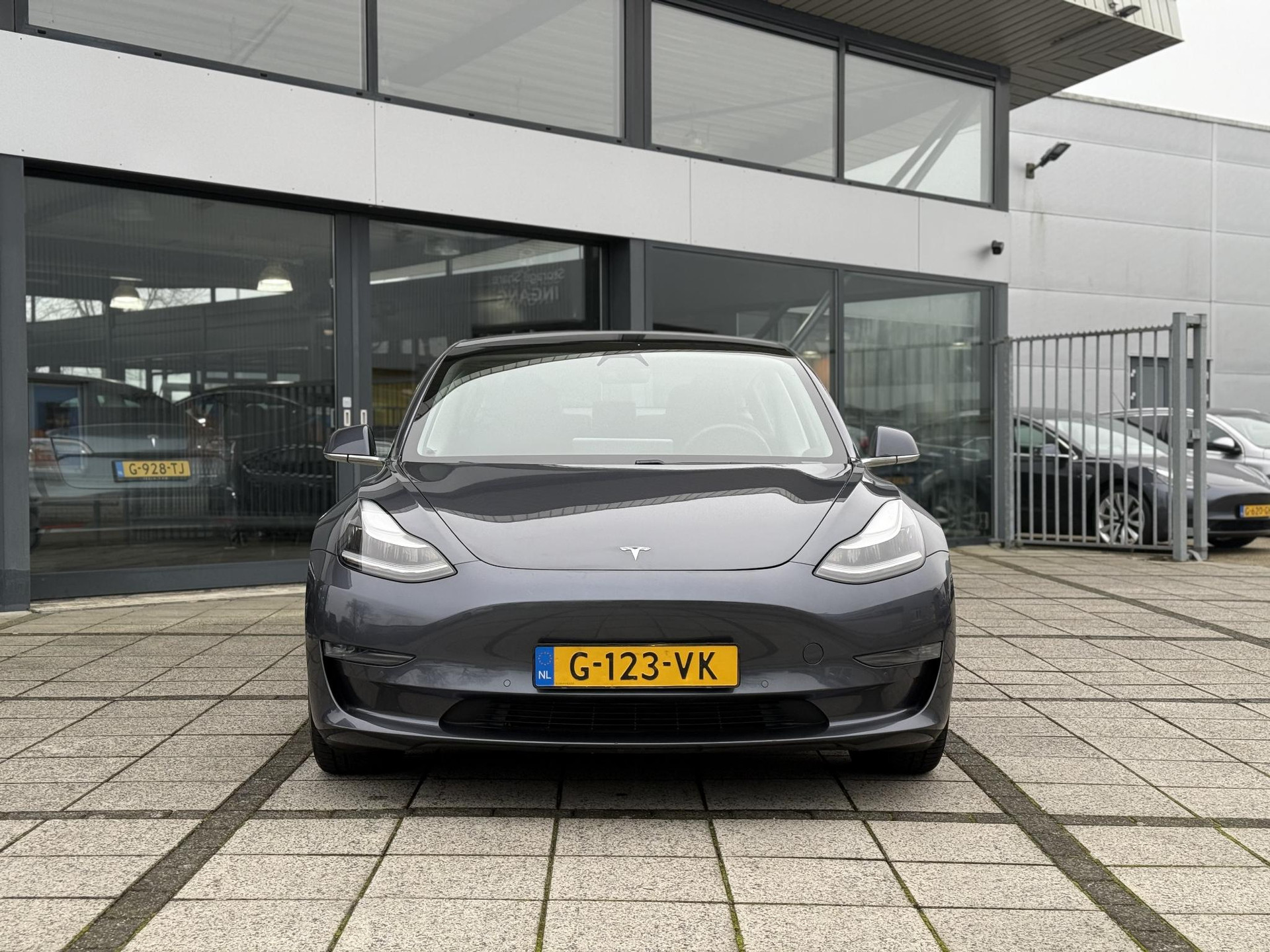 42244912-7.jpg
