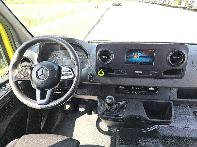 46107872-6.jpg