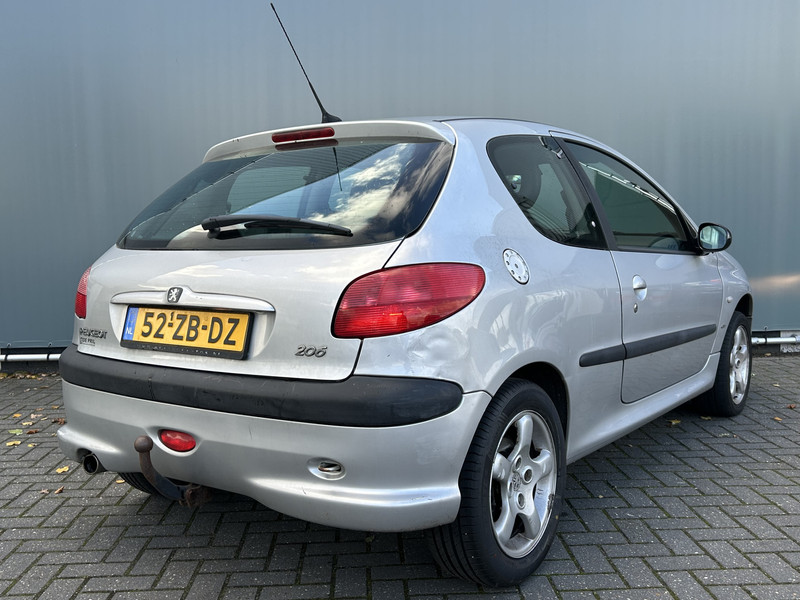 48653272-4.jpg